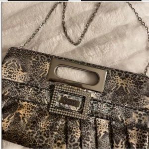 The Vintage Bolsa Guess purse is the cream of the crop.